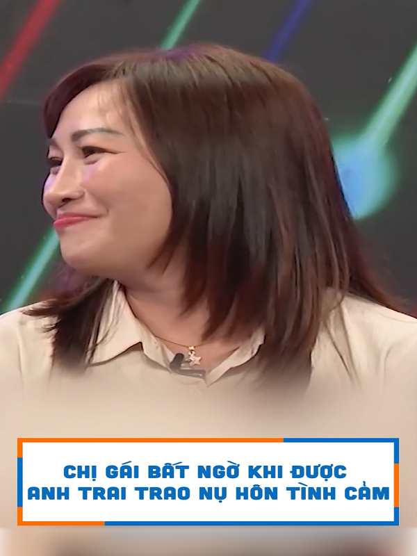 Chị gái bất ngờ khi được anh trai trao nụ hôn tình cảm